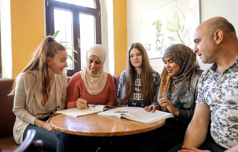 Auszubildende unterstützen Migrant*innen beim Deutschlernen